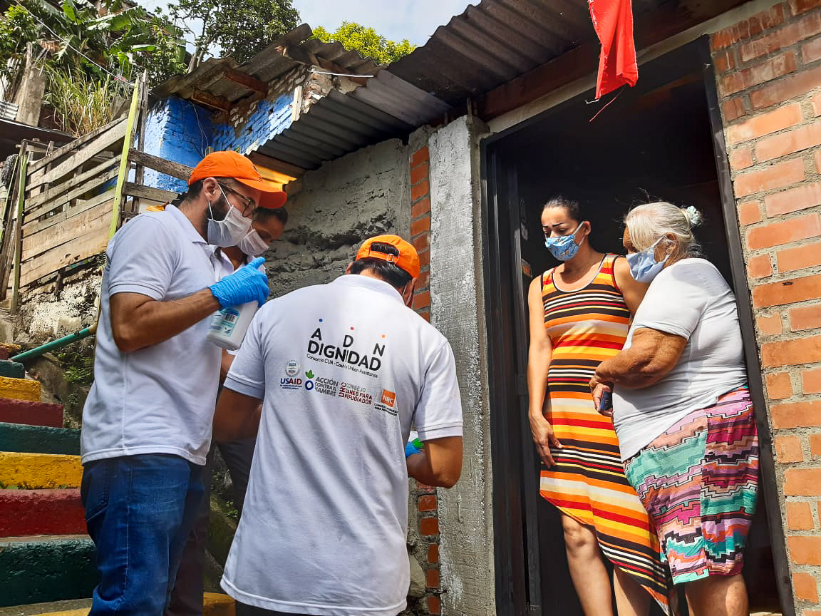  NRC health workers providing cash assistance for food and basic items to vulnerable groups, including Venezuelan migrants, in Colombia.
